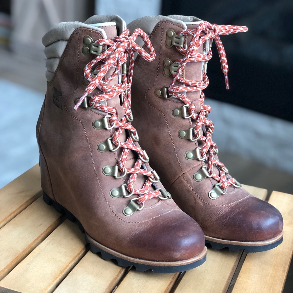 Sorel Conquest lace up wedge boot 7.5